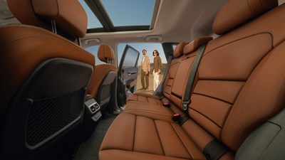 Interior side view of the New Renault KOLEOS displaying the back seat space